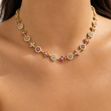Collier Impératrice Rose en acier inoxydable doré avec détails délicats porté au cou Ordiajade