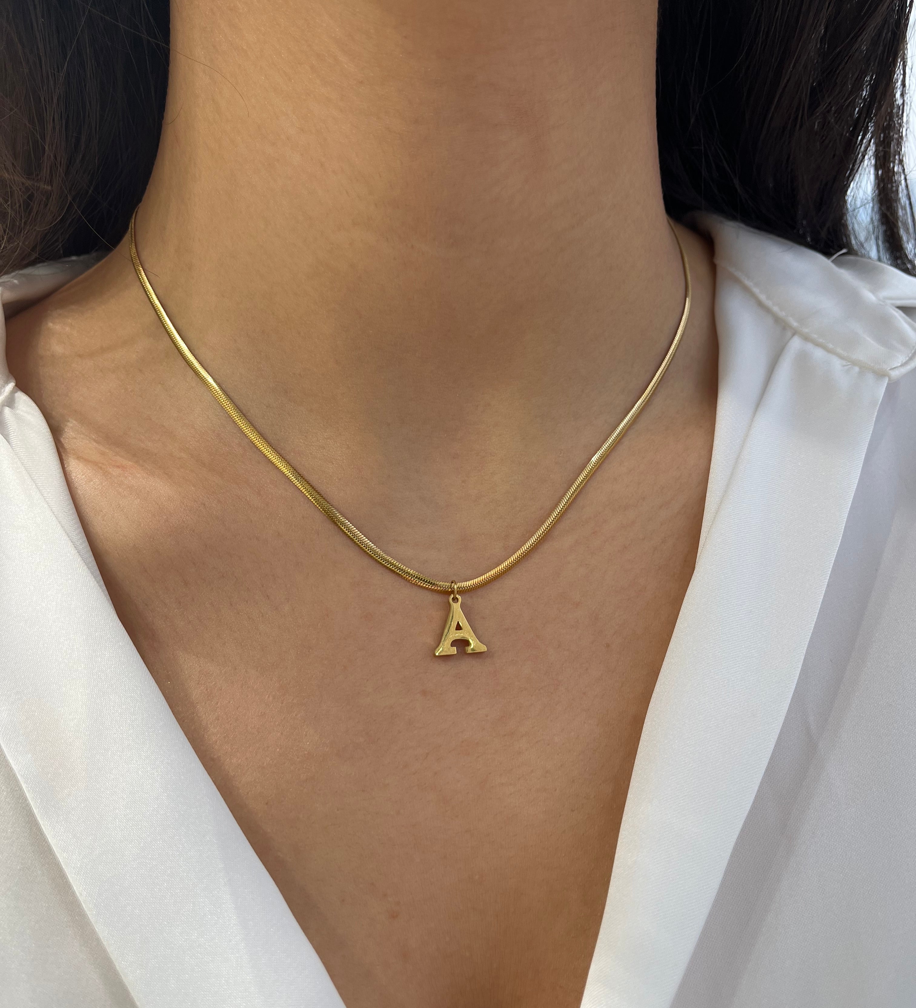 Collier maille serpent Serpentia en acier inoxydable doré avec initiale A porté au cou - Ordiajade