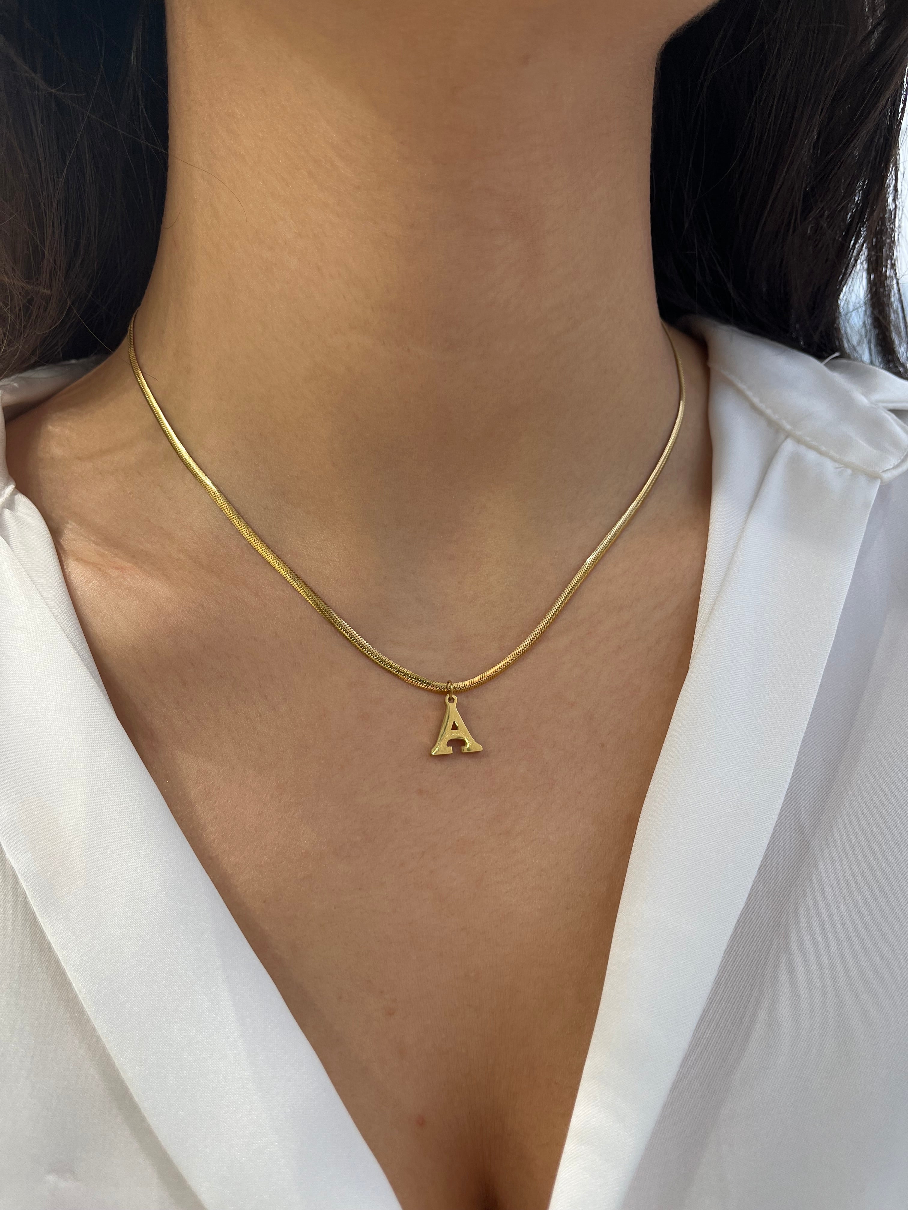 Collier maille serpent Serpentia en acier inoxydable doré avec initiale A porté au cou - Ordiajade