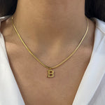 Collier maille serpent Serpentia en acier inoxydable doré avec initiale B porté au cou - Ordiajade