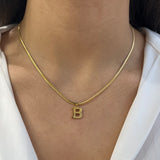 Collier maille serpent Serpentia en acier inoxydable doré avec initiale B porté au cou - Ordiajade