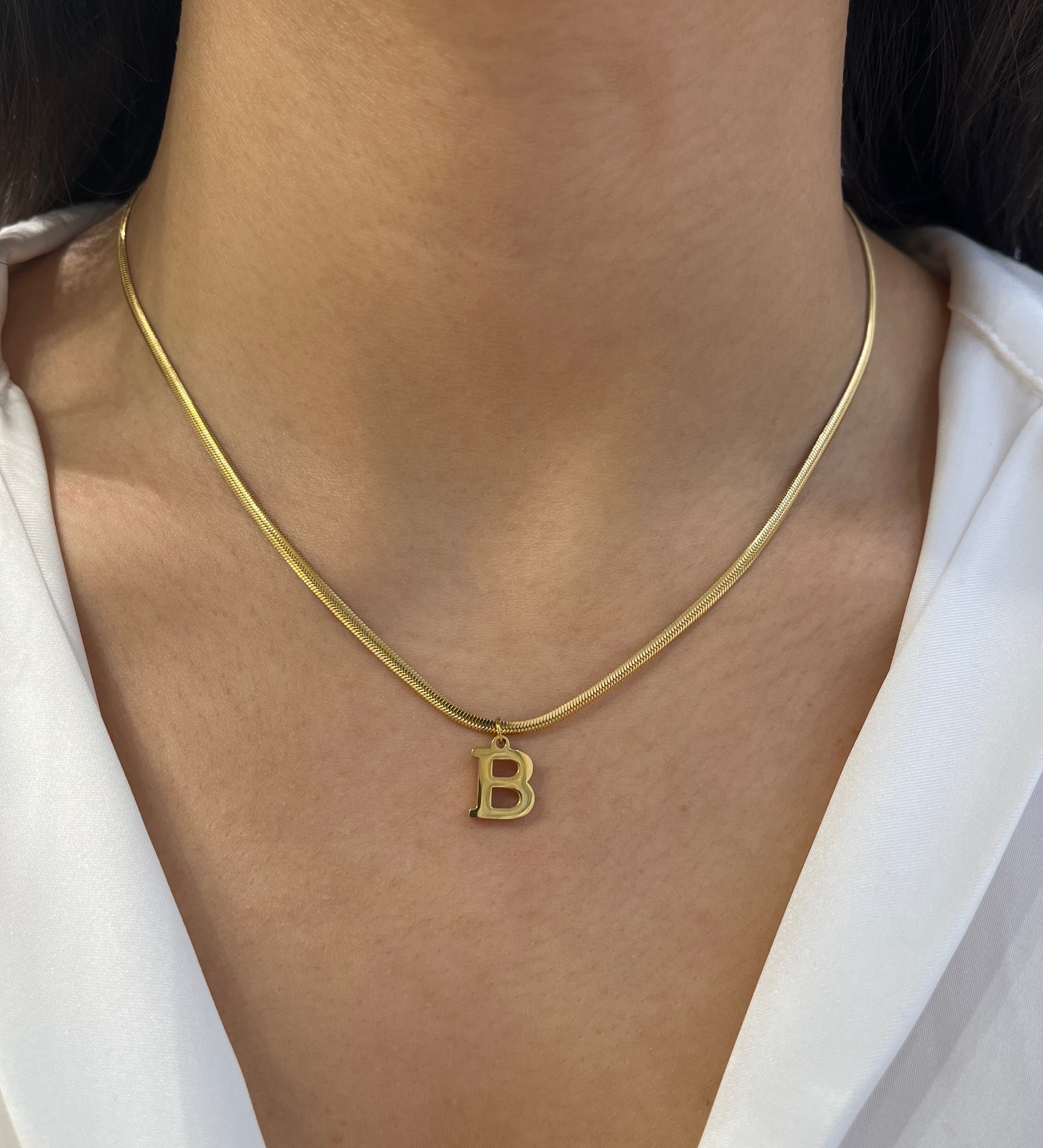 Collier maille serpent Serpentia en acier inoxydable doré avec initiale B porté au cou - Ordiajade