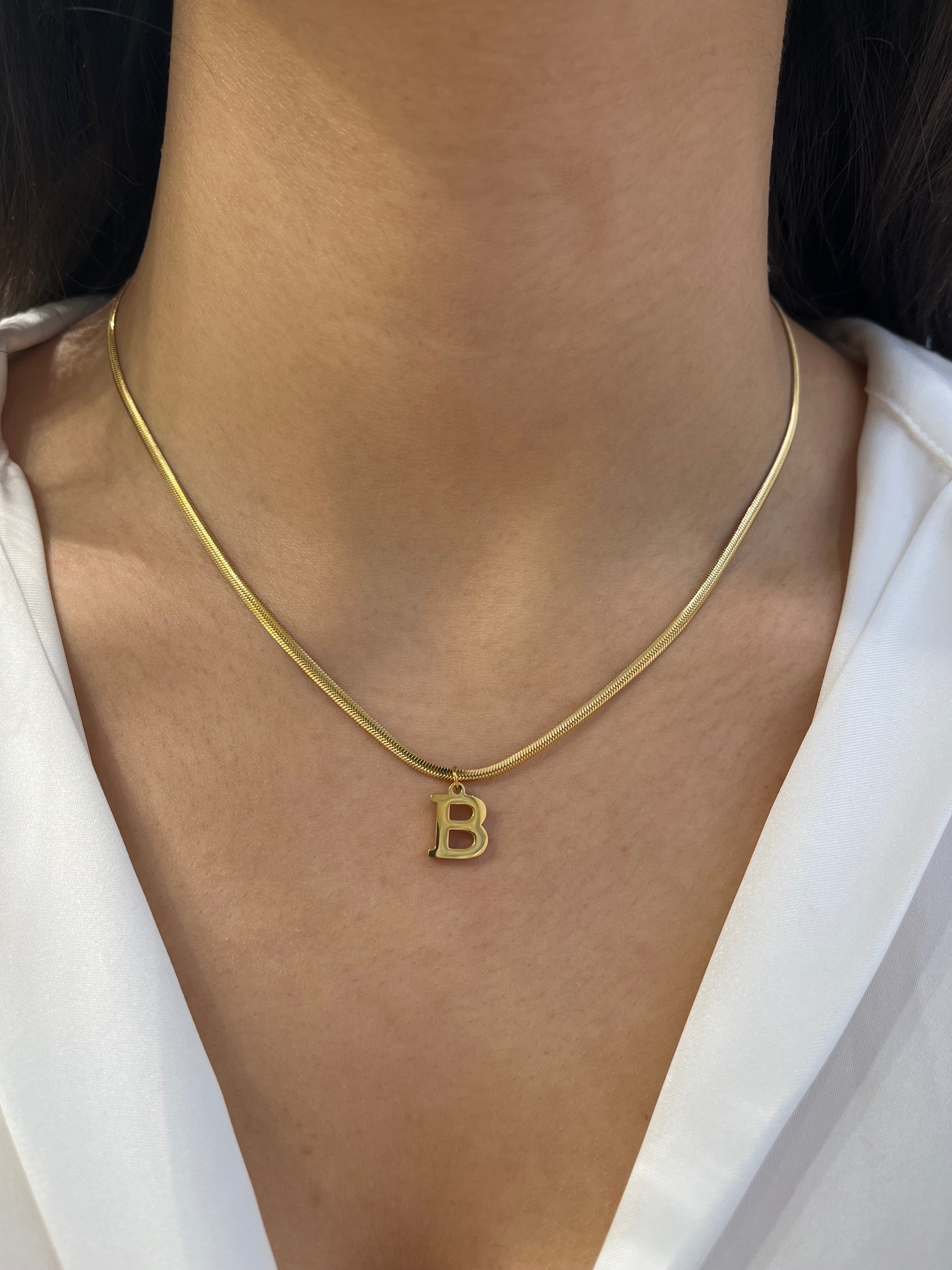 Collier maille serpent Serpentia en acier inoxydable doré avec initiale B porté au cou - Ordiajade