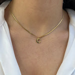 Collier maille serpent Serpentia en acier inoxydable doré avec initiale C porté au cou - Ordiajade