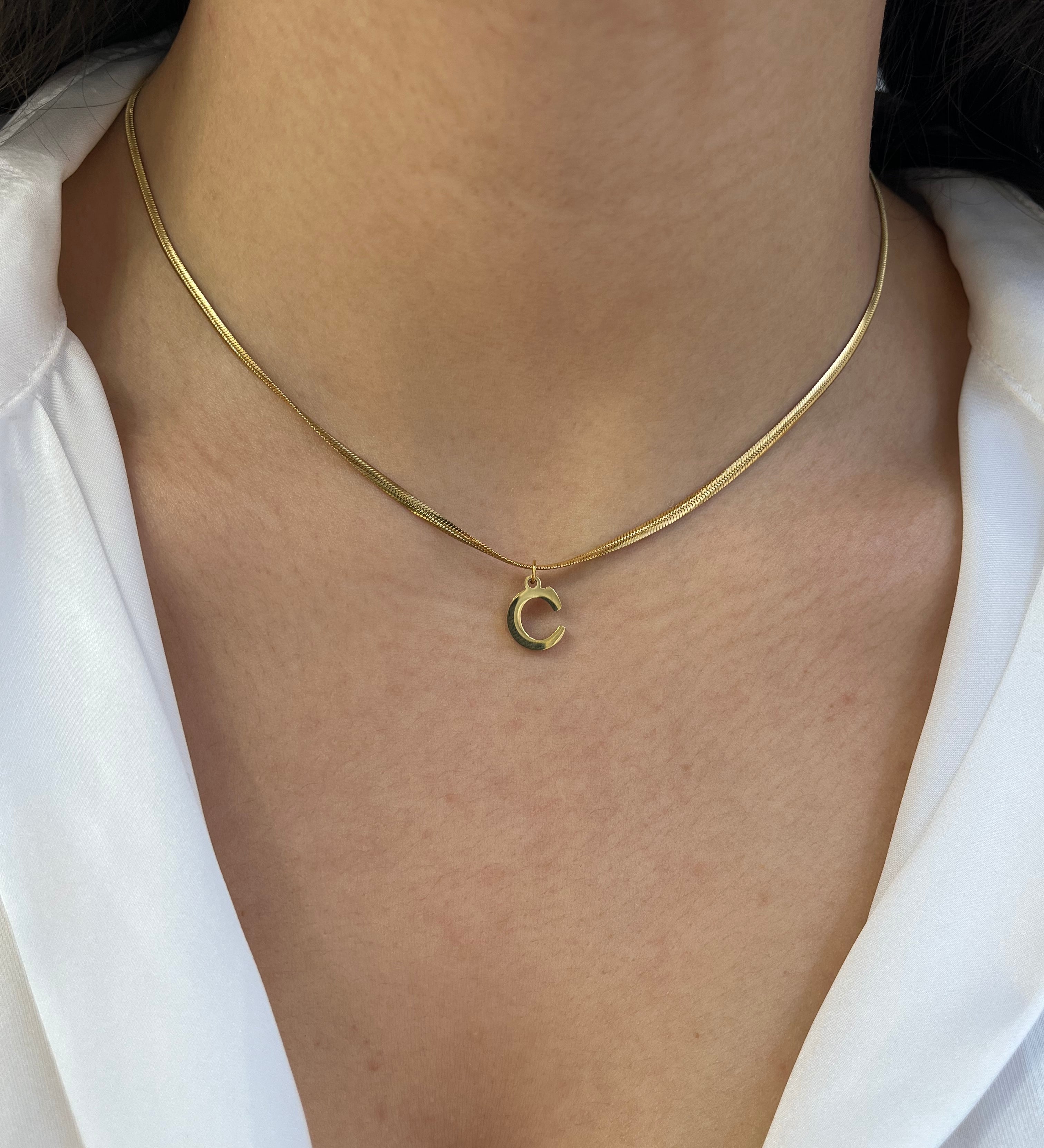 Collier maille serpent Serpentia en acier inoxydable doré avec initiale C porté au cou - Ordiajade