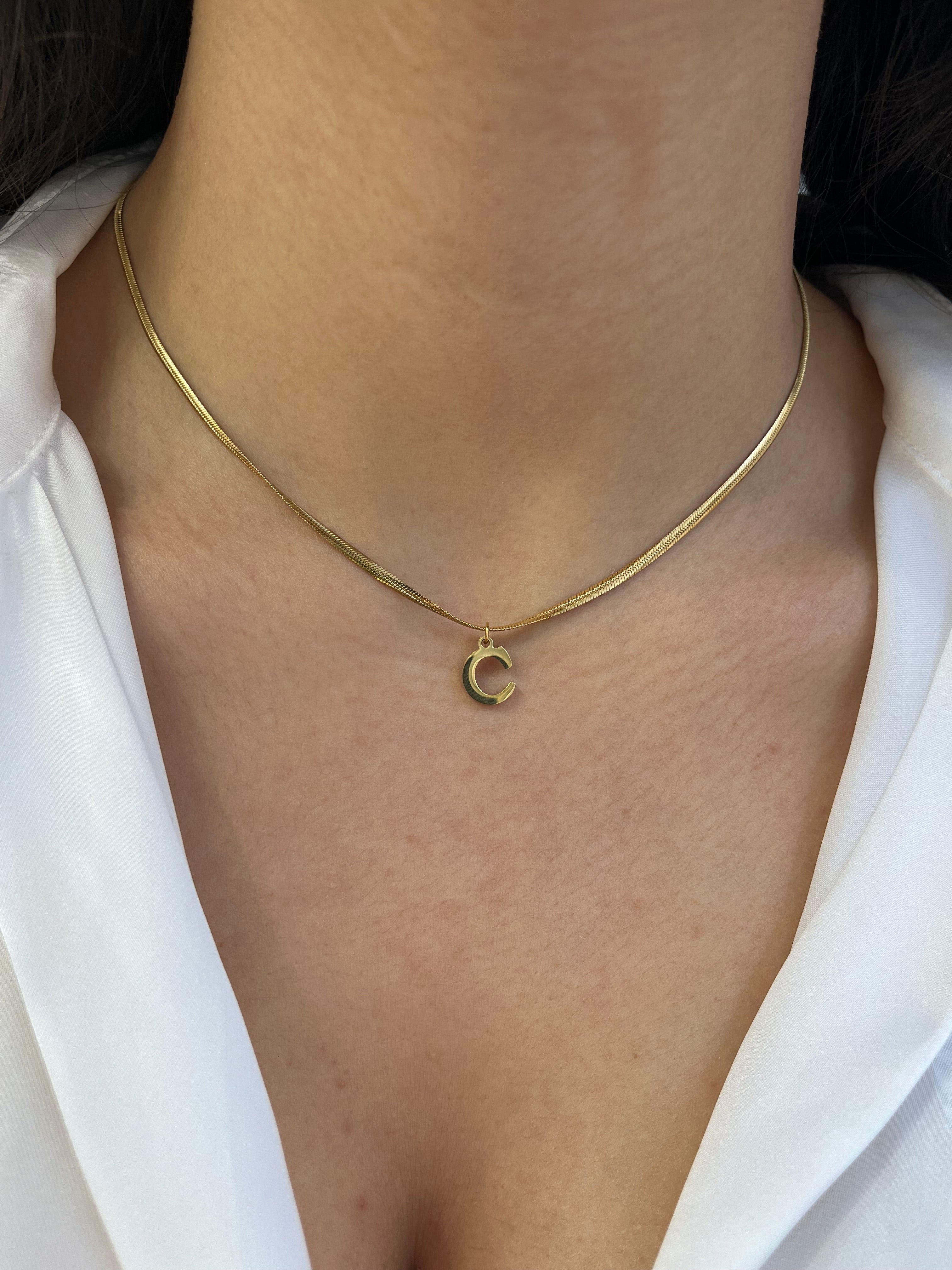 Collier maille serpent Serpentia en acier inoxydable doré avec initiale C porté au cou - Ordiajade