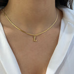 Collier maille serpent Serpentia en acier inoxydable doré avec initiale L porté au cou - Ordiajade