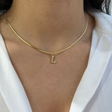 Collier maille serpent Serpentia en acier inoxydable doré avec initiale L porté au cou - Ordiajade