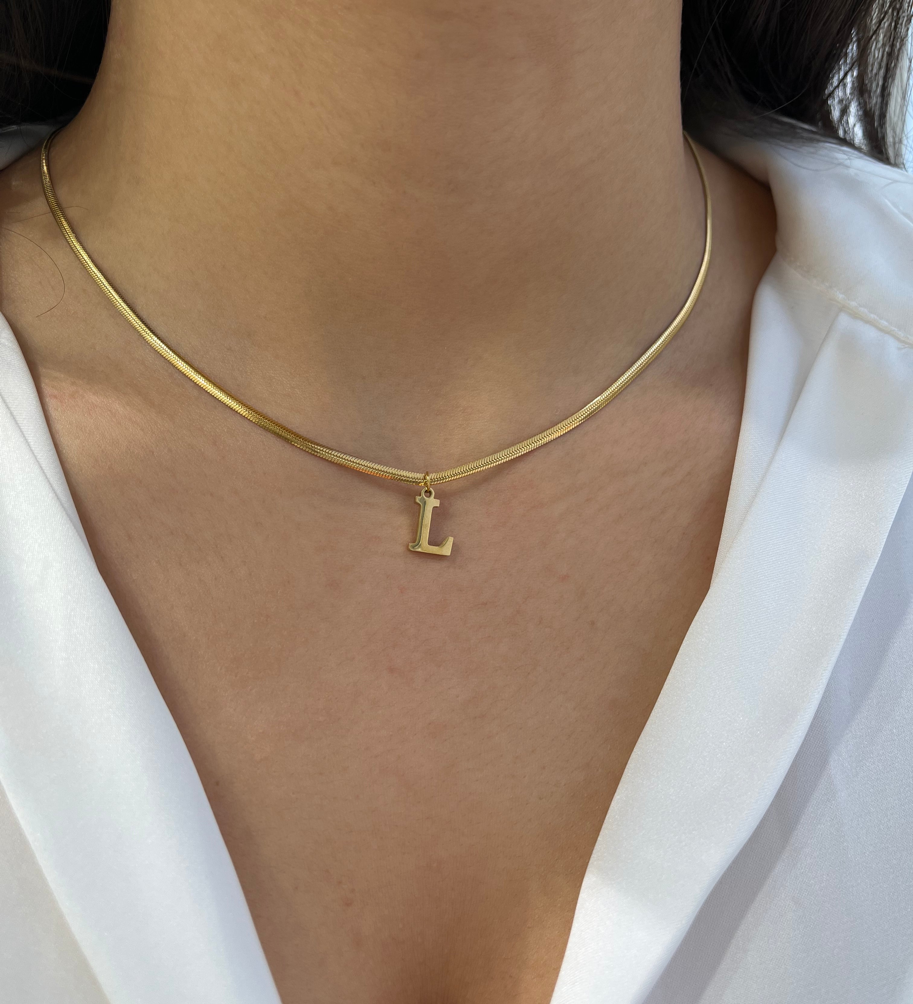 Collier maille serpent Serpentia en acier inoxydable doré avec initiale L porté au cou - Ordiajade