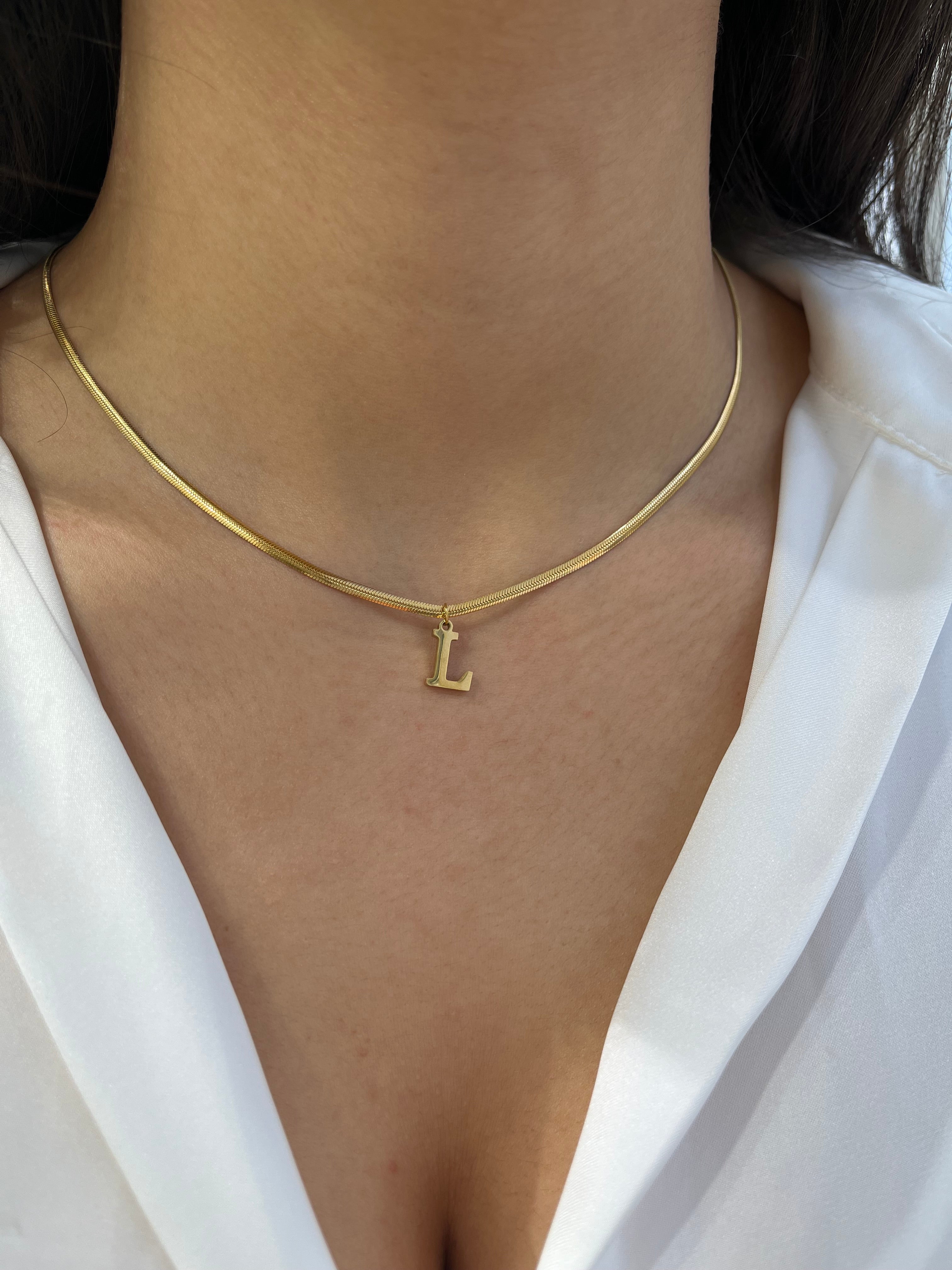 Collier maille serpent Serpentia en acier inoxydable doré avec initiale L porté au cou - Ordiajade