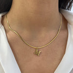 Collier maille serpent Serpentia en acier inoxydable doré avec initiale M porté au cou - Ordiajade