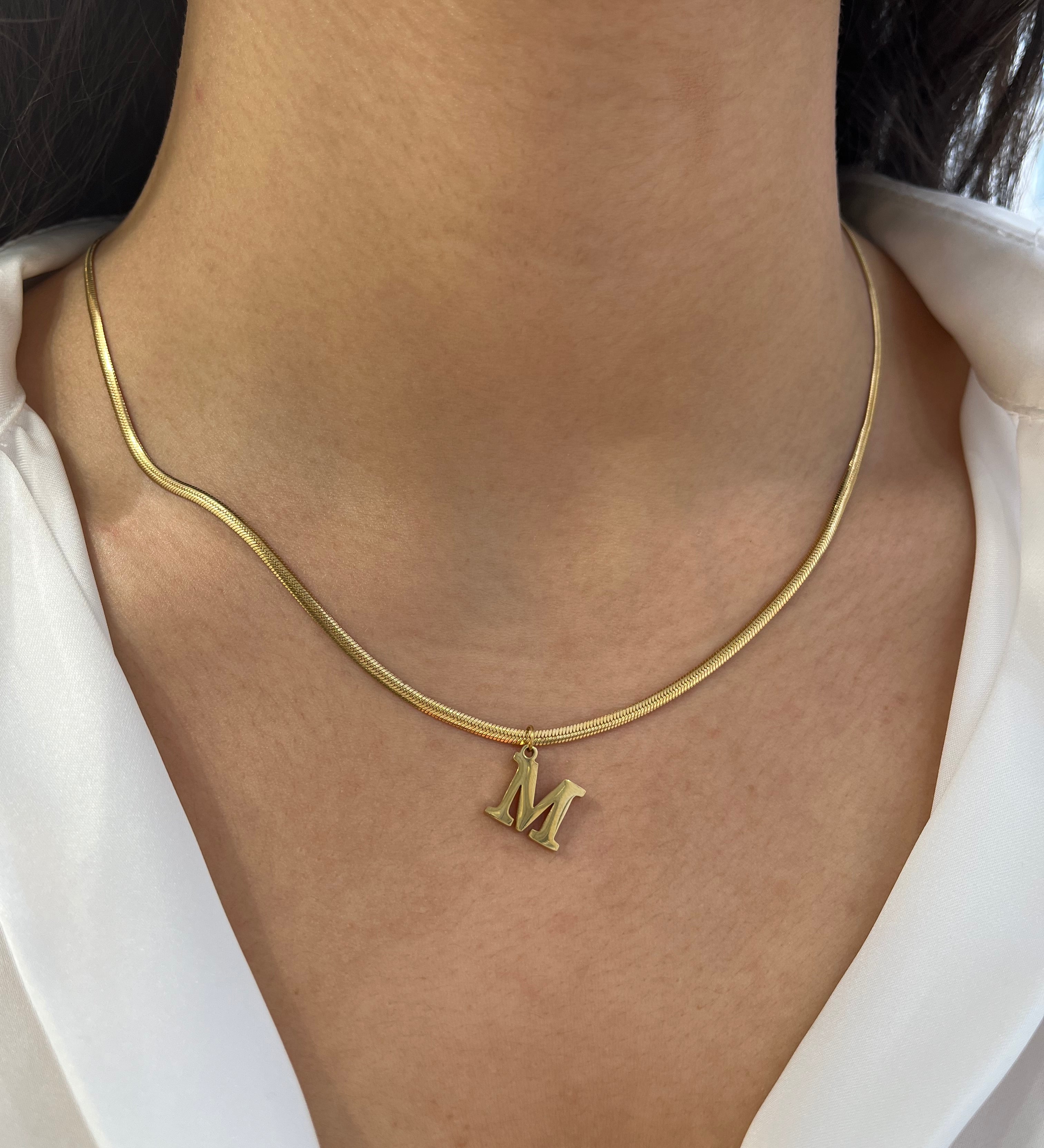 Collier maille serpent Serpentia en acier inoxydable doré avec initiale M porté au cou - Ordiajade