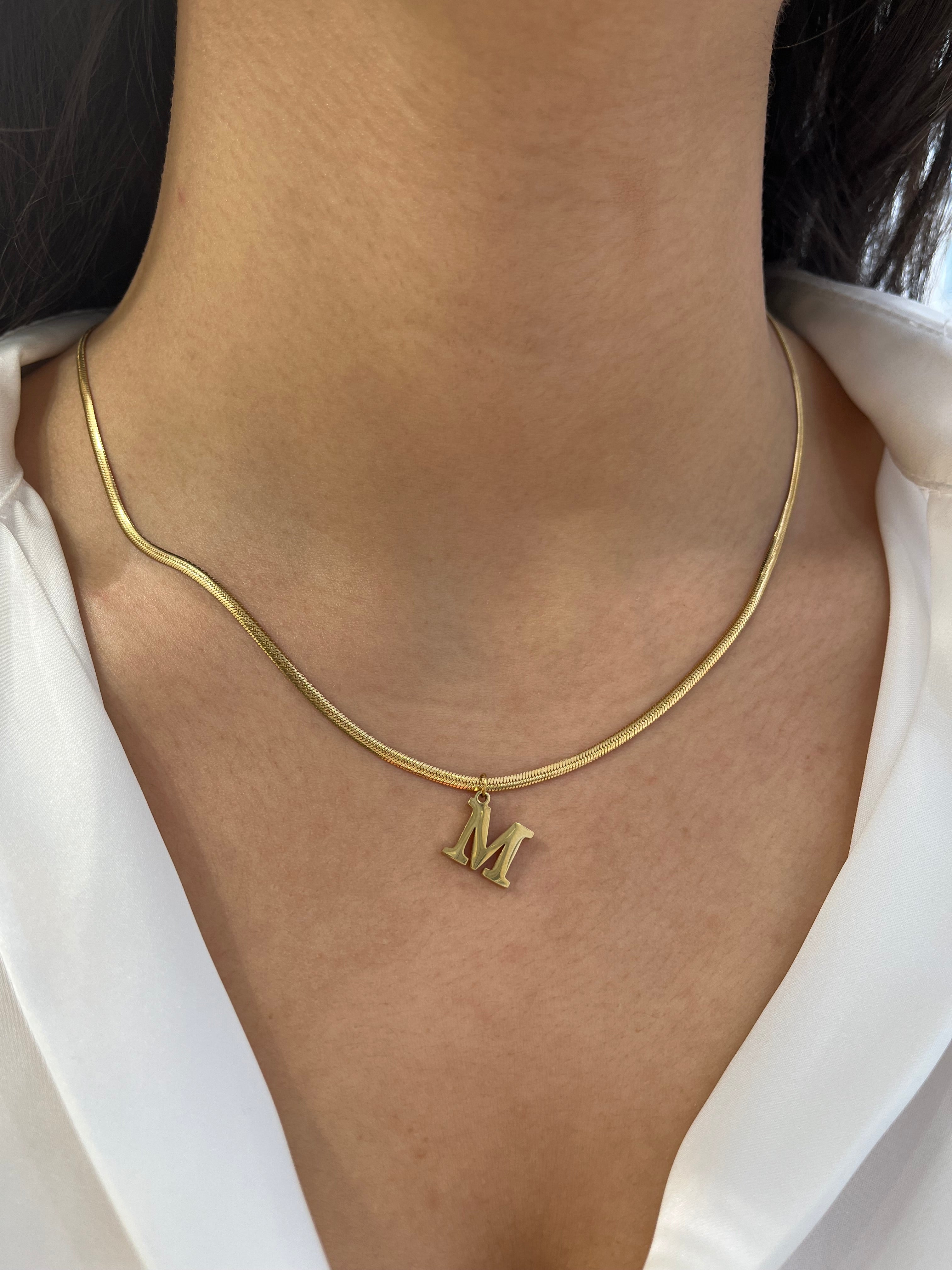Collier maille serpent Serpentia en acier inoxydable doré avec initiale M porté au cou - Ordiajade