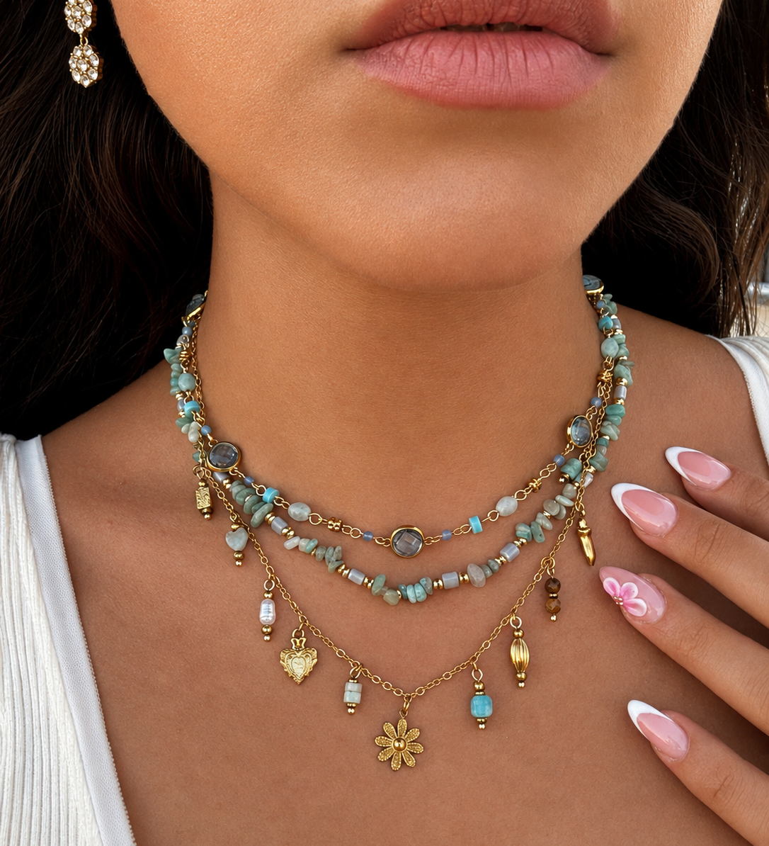 Accumulation de colliers fins en acier inoxydable doré dont le collier Jade aux pierres naturelles turquoises et pampilles soleil - Ordiajade