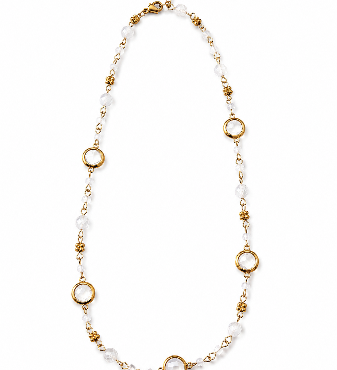 Collier fin doré Jasmin en acier inoxydable composé de perles blanches et d'anneaux ciselés posé à plat - Ordiajade