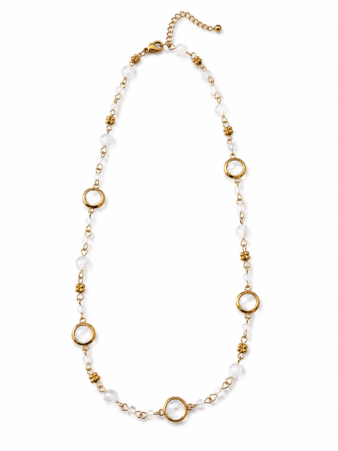 Collier fin doré Jasmin en acier inoxydable composé de perles blanches et d'anneaux ciselés posé à plat - Ordiajade