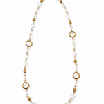 Collier fin doré Jasmin en acier inoxydable composé de perles blanches et d'anneaux ciselés posé à plat - Ordiajade
