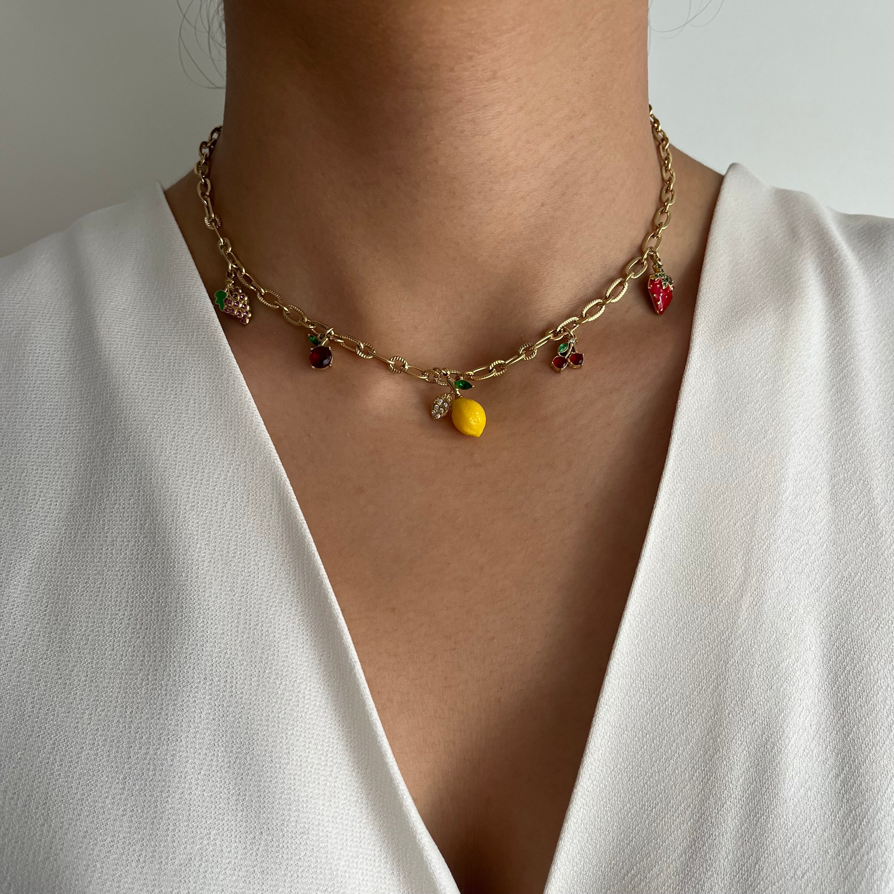 Collier Lima en acier inoxydable doré avec breloques fruits colorés porté au cou - Ordiajade