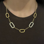 Collier Lola en acier inoxydable à maillons ovales sur fond noir - Ordiajade