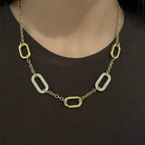 Collier Lola en acier inoxydable à maillons ovales sur fond noir - Ordiajade