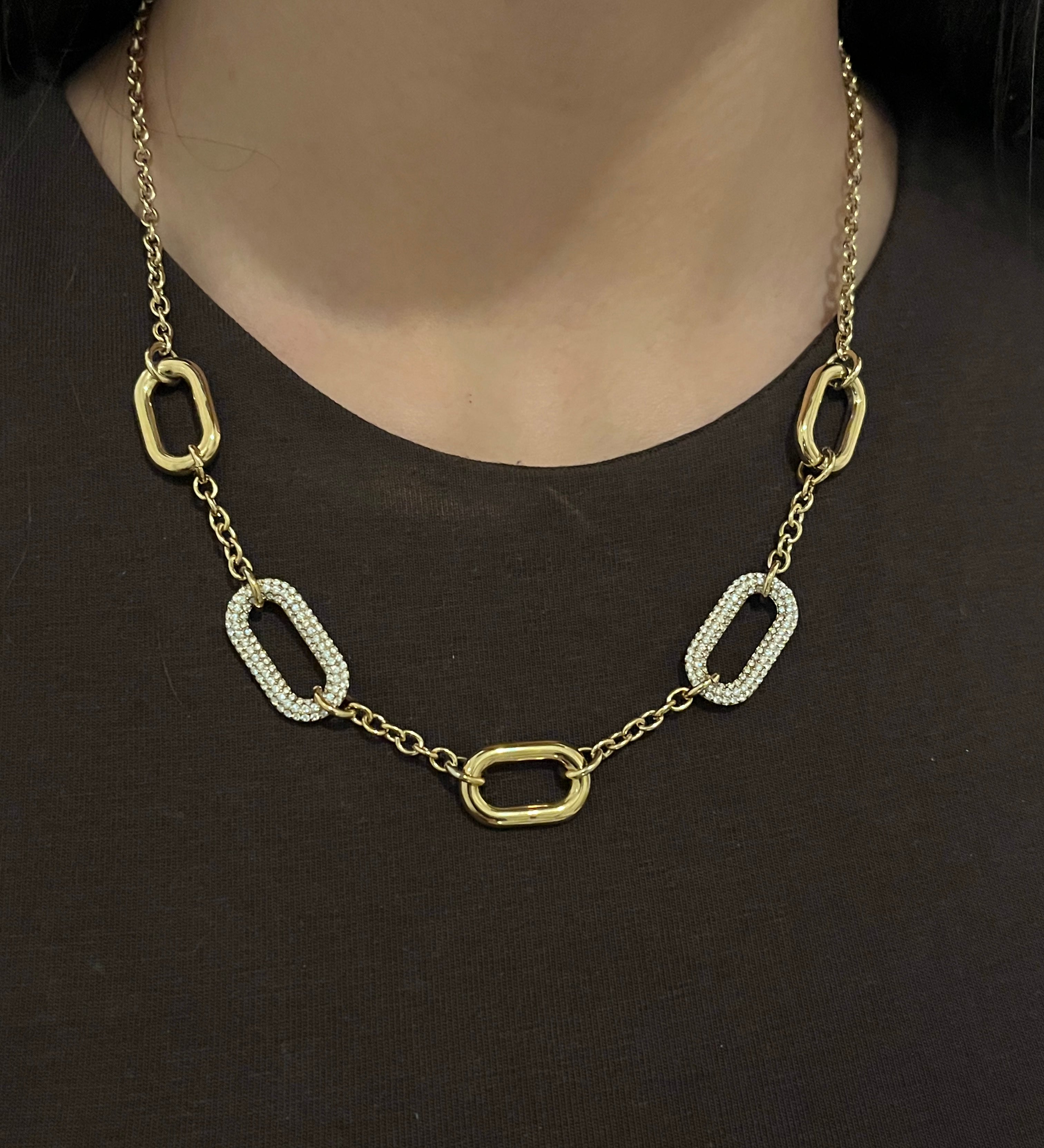 Collier Lola en acier inoxydable à maillons ovales sur fond noir - Ordiajade