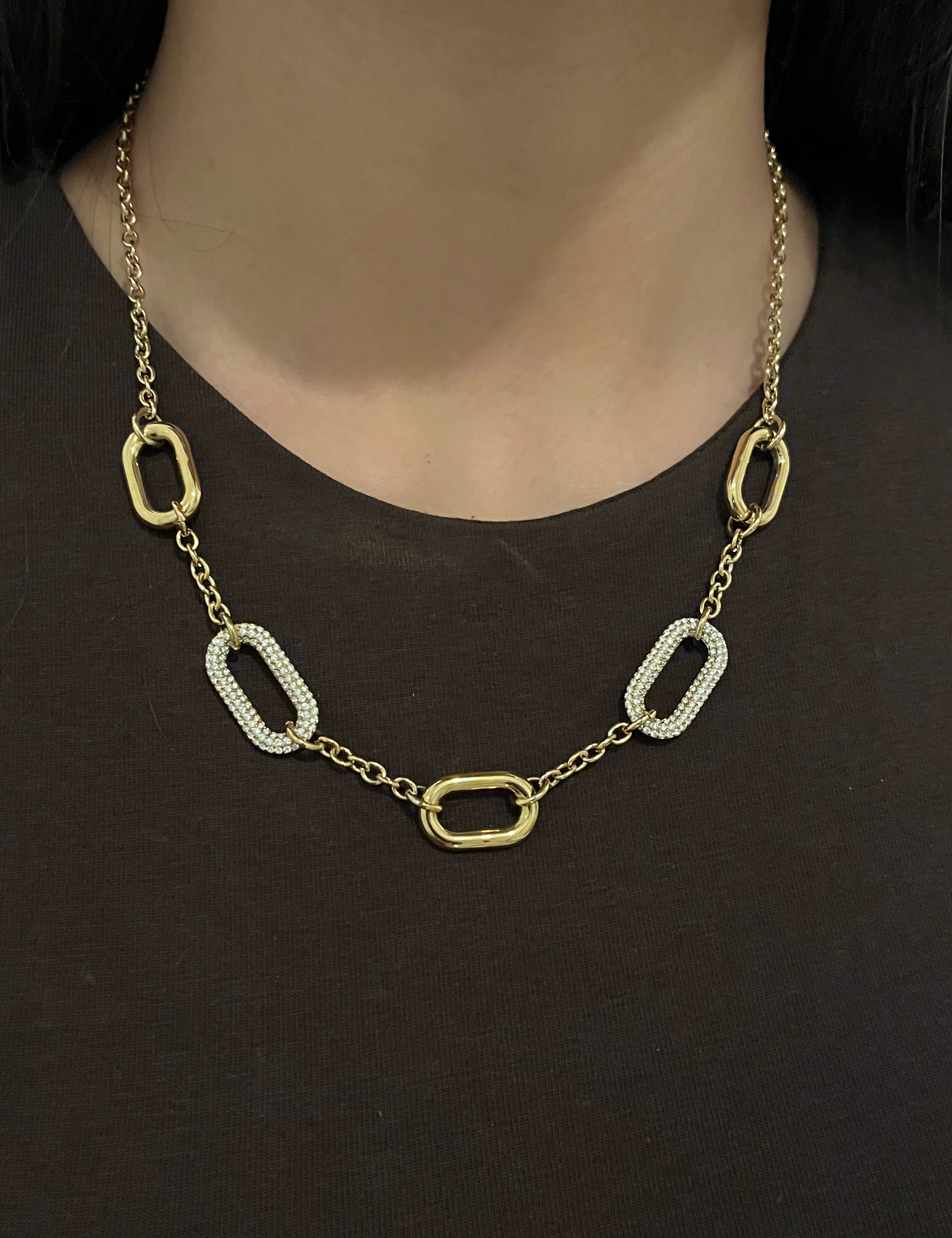 Collier Lola en acier inoxydable à maillons ovales sur fond noir - Ordiajade