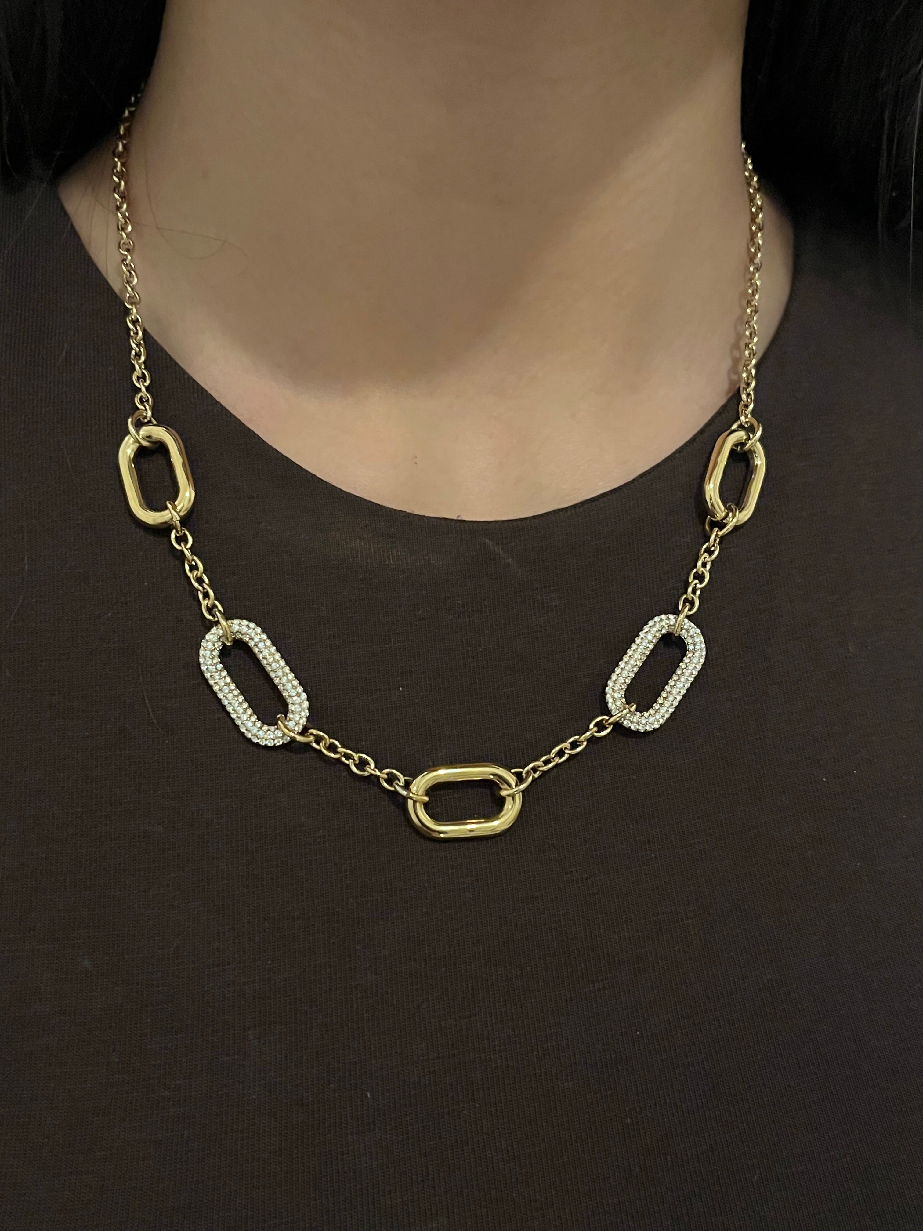 Collier Lola en acier inoxydable à maillons ovales sur fond noir - Ordiajade
