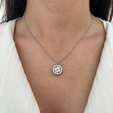 Collier Lotus Anti-stress à pendentif rotatif fleur de lotus porté sur le décolleté - Ordiajade