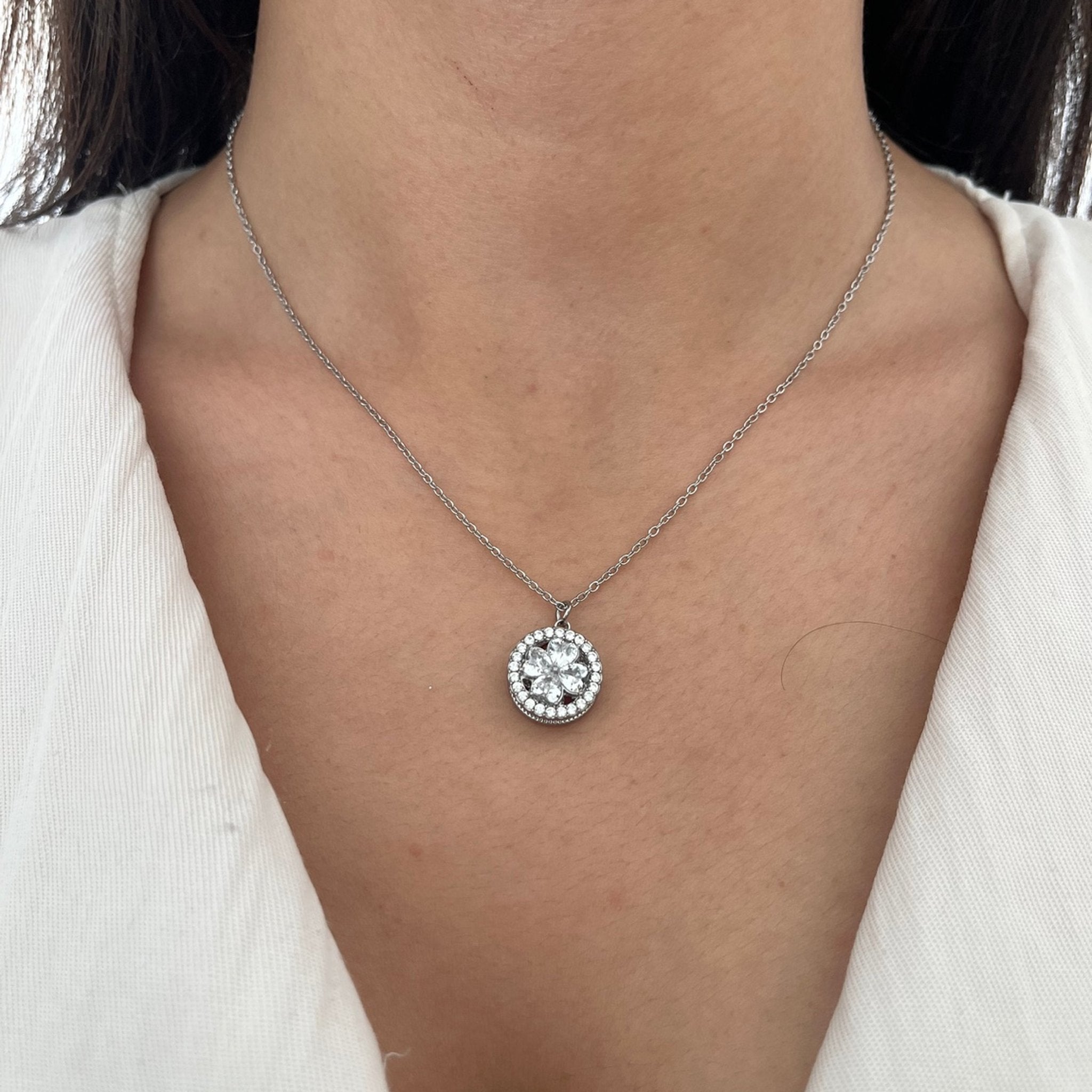 Collier Lotus Anti-stress à pendentif rotatif fleur de lotus porté sur le décolleté - Ordiajade