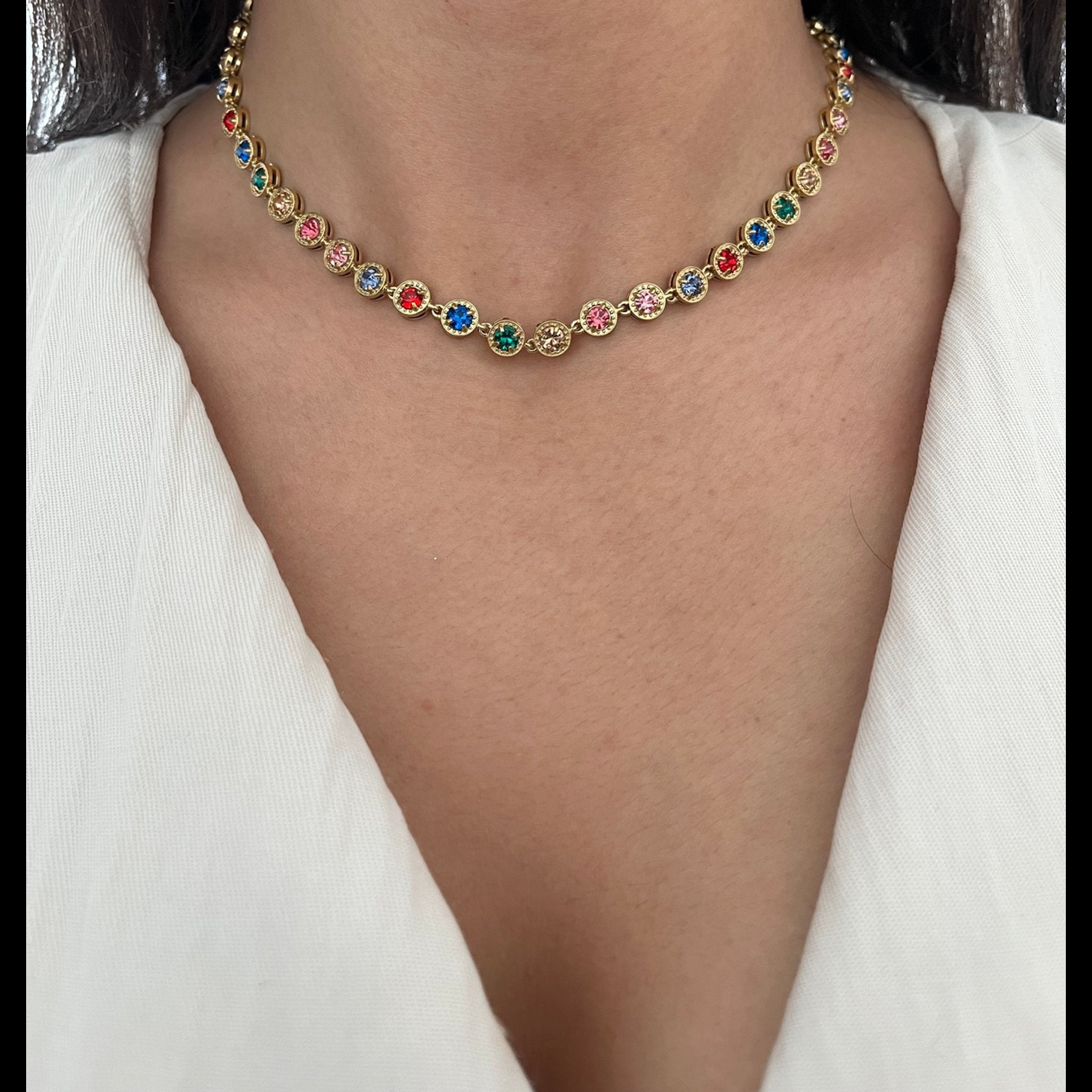 Collier Luminous multicolore en acier inoxydable doré serti de pierres colorées porté au cou - Ordiajade