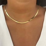 Collier chaîne plate dorée mailles serpent Serpentia - Bijou Ordiajade porté.