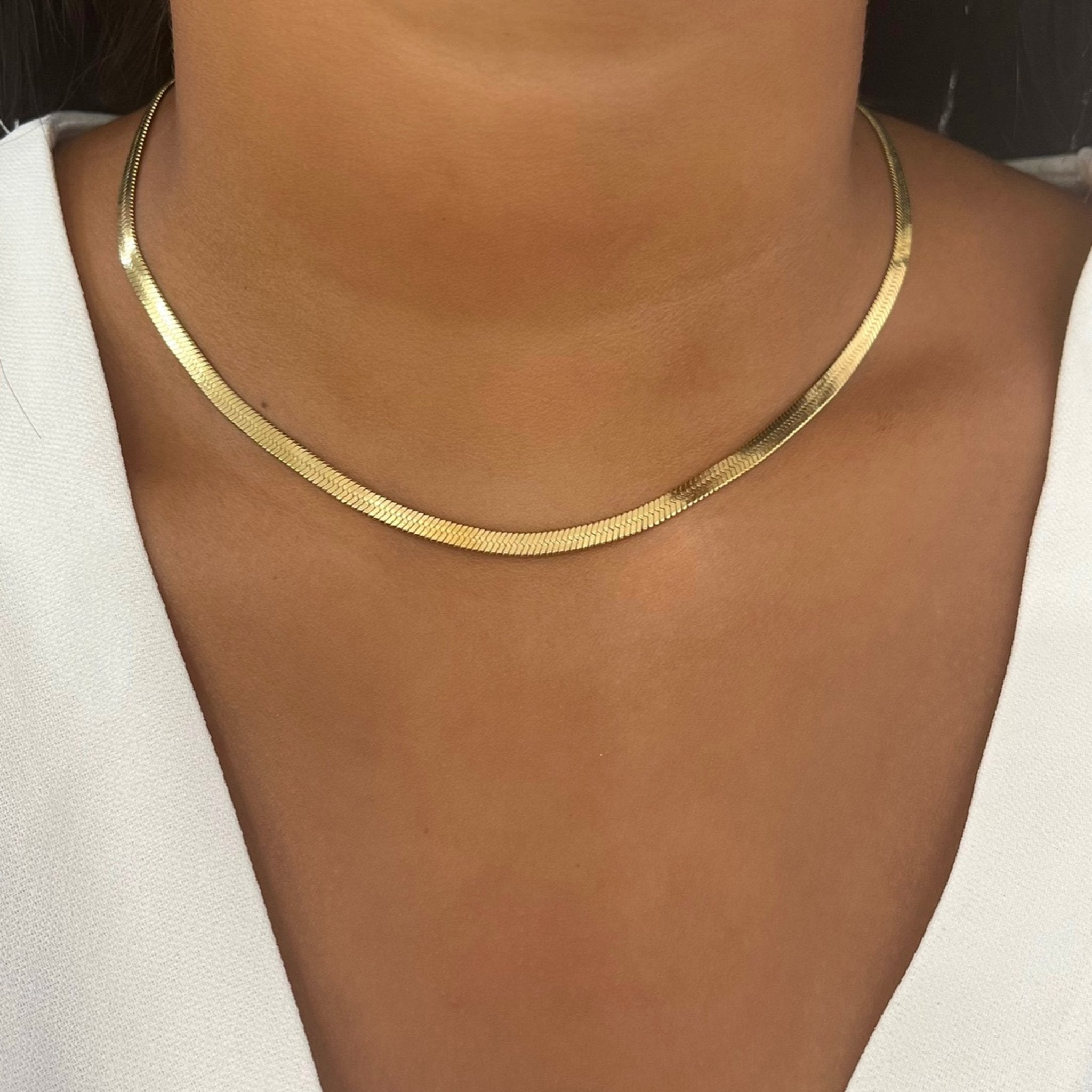 Collier chaîne plate dorée mailles serpent Serpentia - Bijou Ordiajade porté.