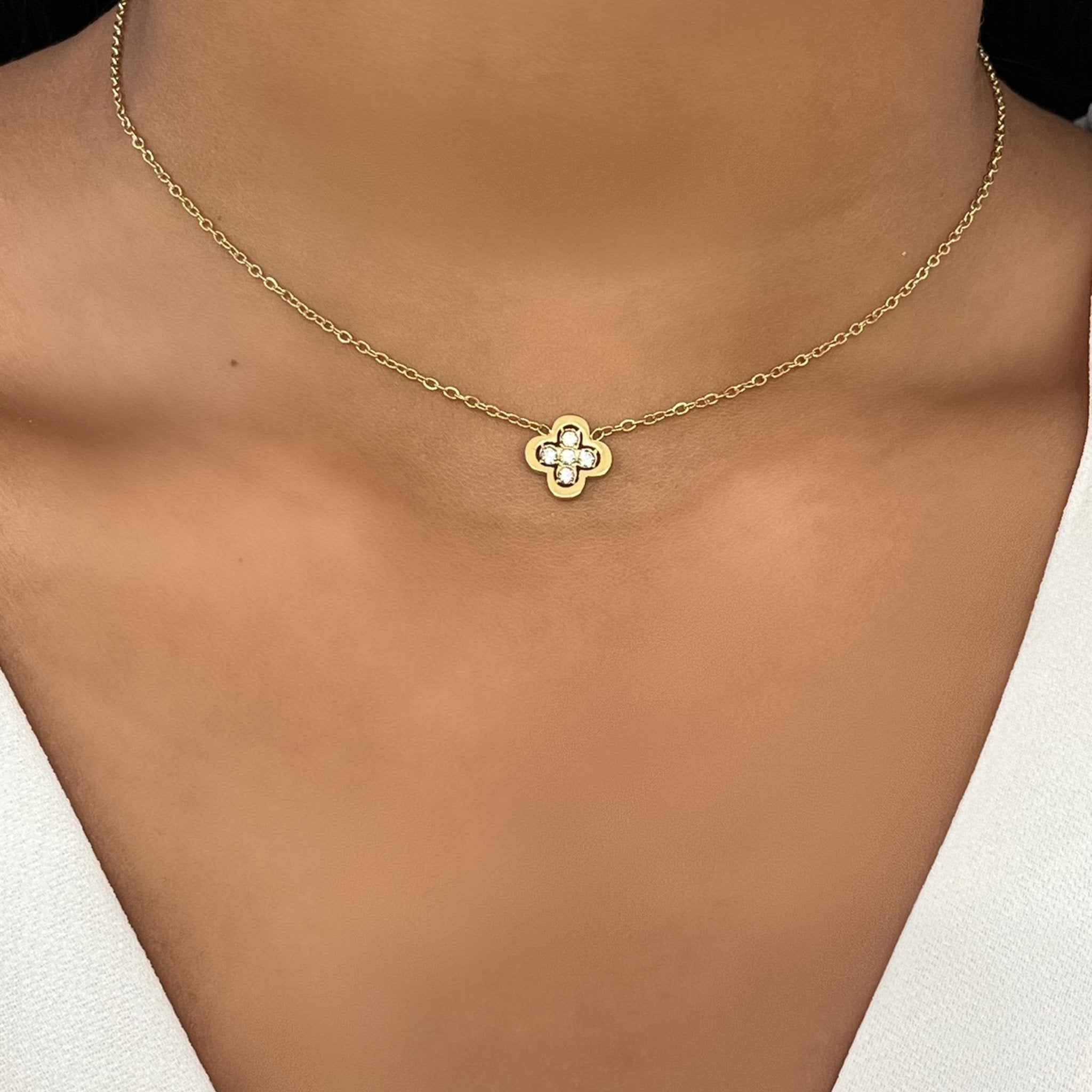 Collier Mignonne doré en acier inoxydable avec pendentif trèfle en cristaux porté au cou - Ordiajade