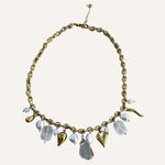 Collier de perles blanches Mykonos avec ses petites pampilles dorées suspendues posé à plat - Ordiajade