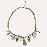 Collier de perles blanches Mykonos avec ses petites pampilles dorées suspendues posé à plat - Ordiajade