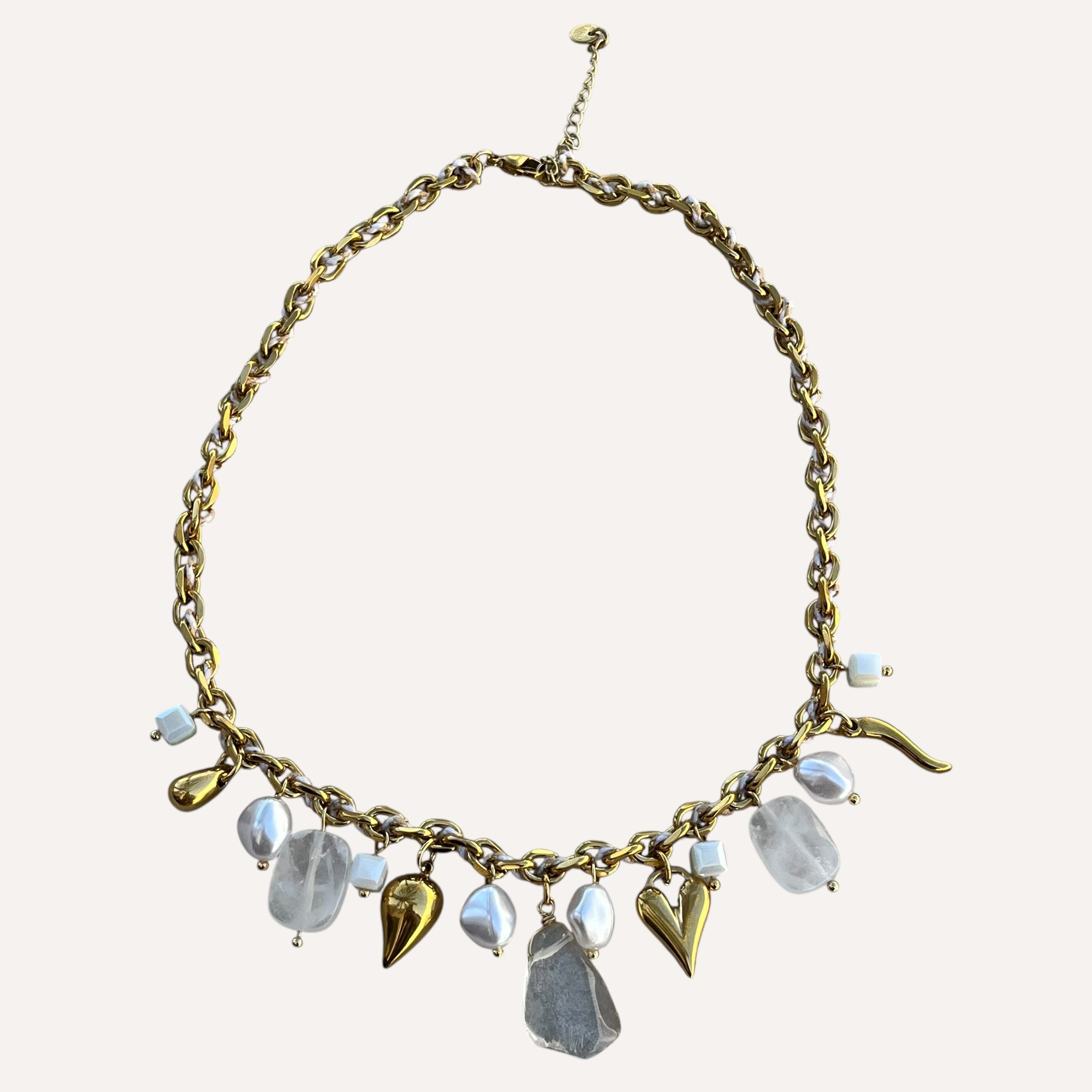 Collier de perles blanches Mykonos avec ses petites pampilles dorées suspendues posé à plat - Ordiajade