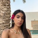 Collier Mykonos Blanc en perles naturelles et acier inoxydable doré porté en extérieur au soleil - Ordiajade