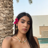 Collier Mykonos Blanc en perles naturelles et acier inoxydable doré porté en extérieur au soleil - Ordiajade