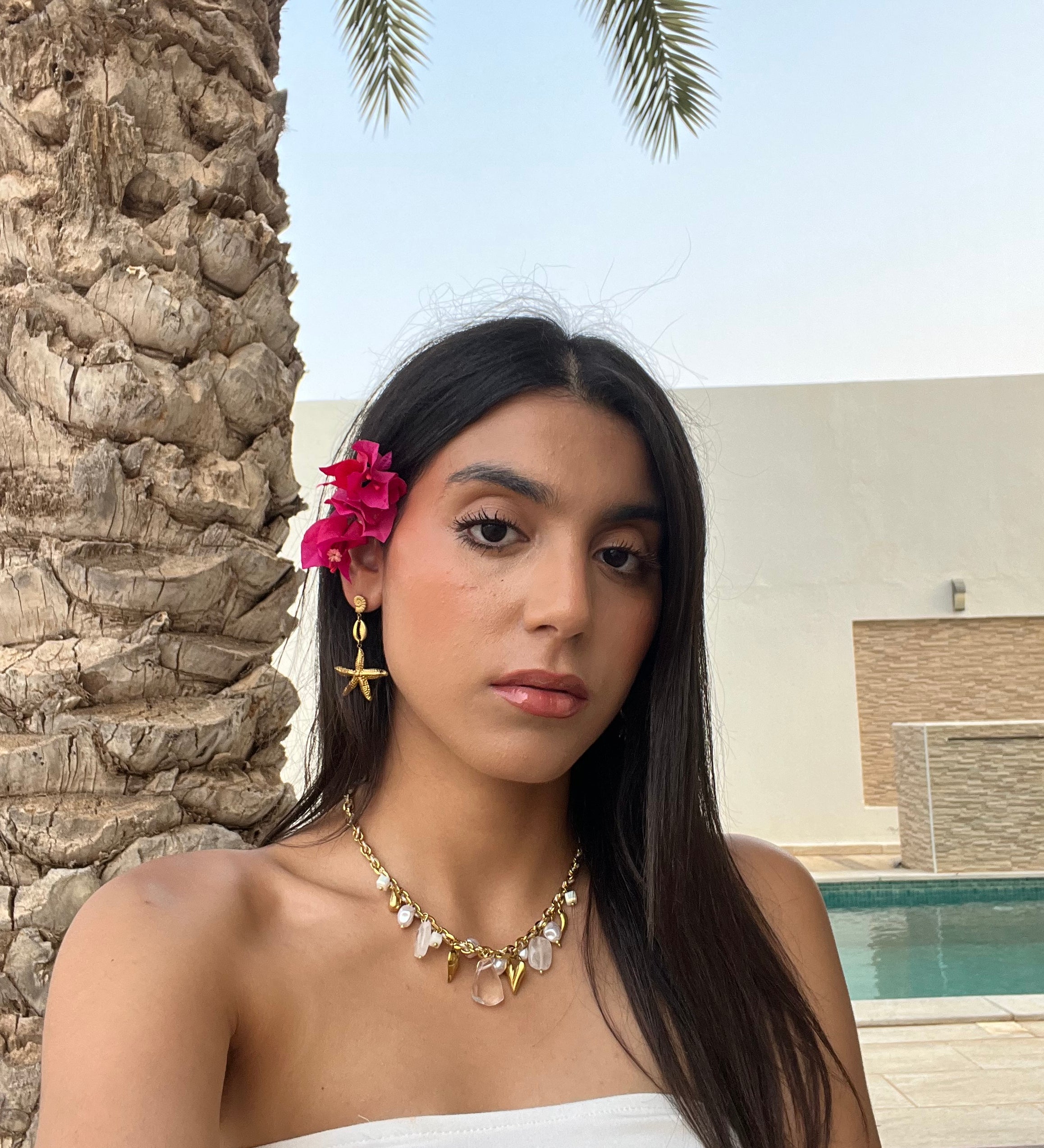 Collier Mykonos Blanc en perles naturelles et acier inoxydable doré porté en extérieur au soleil - Ordiajade