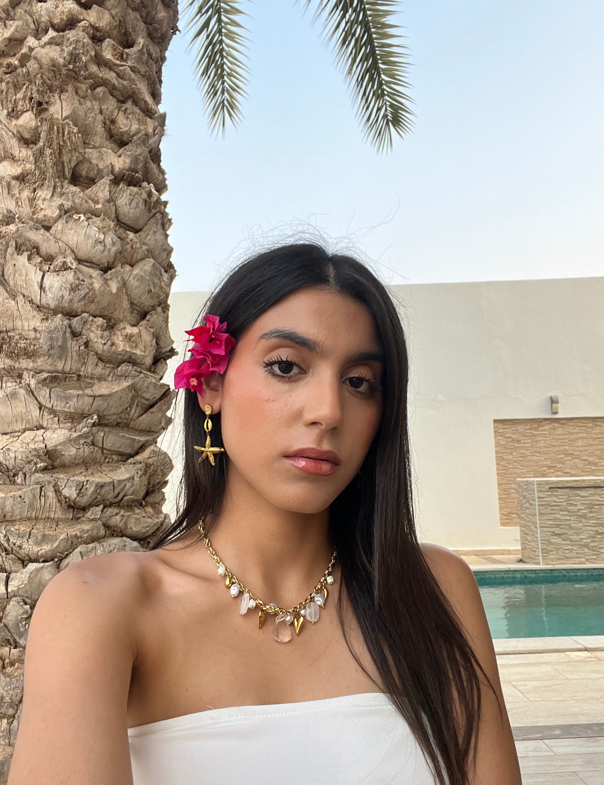Collier Mykonos Blanc en perles naturelles et acier inoxydable doré porté en extérieur au soleil - Ordiajade
