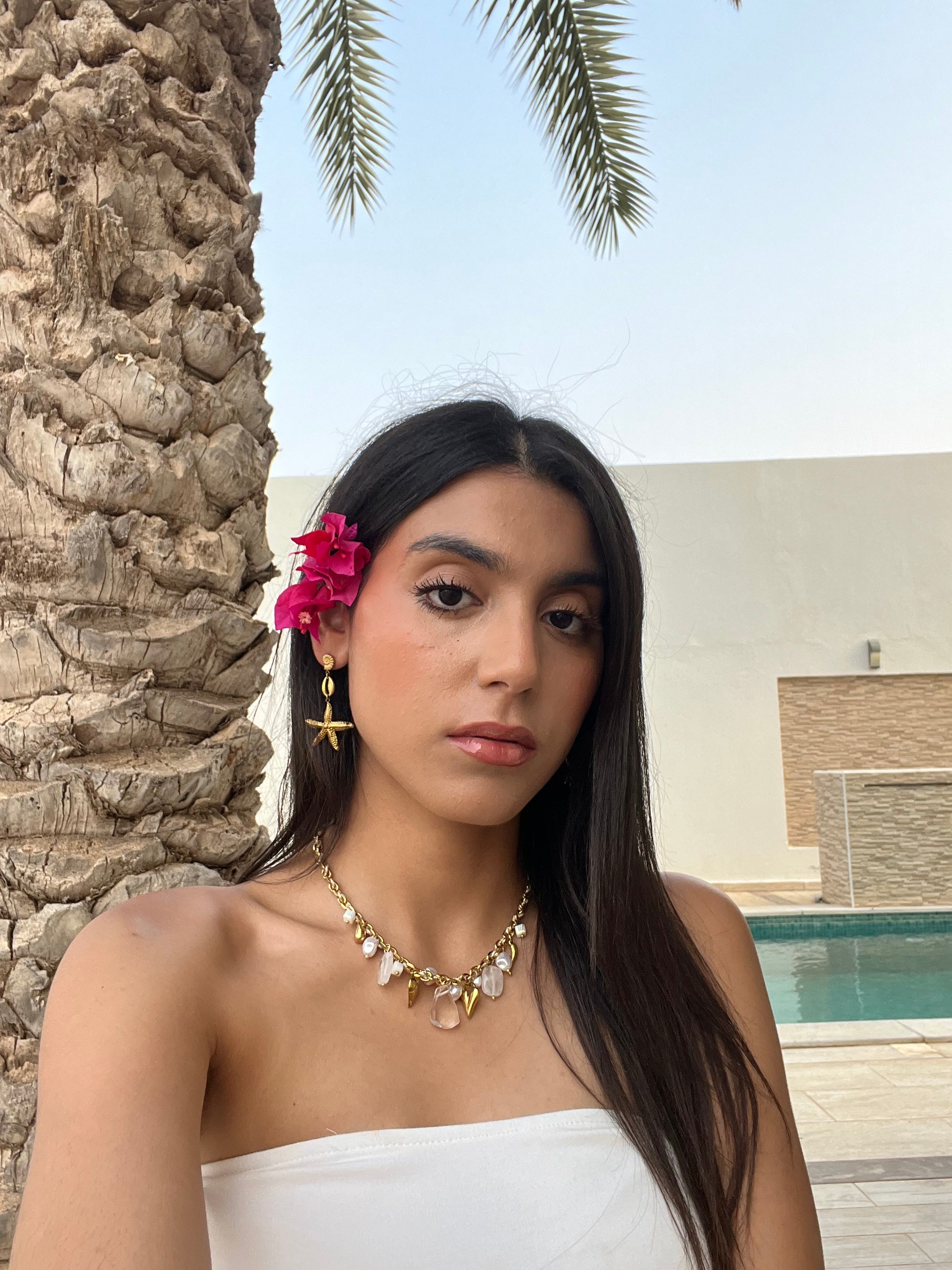 Collier Mykonos Blanc en perles naturelles et acier inoxydable doré porté en extérieur au soleil - Ordiajade