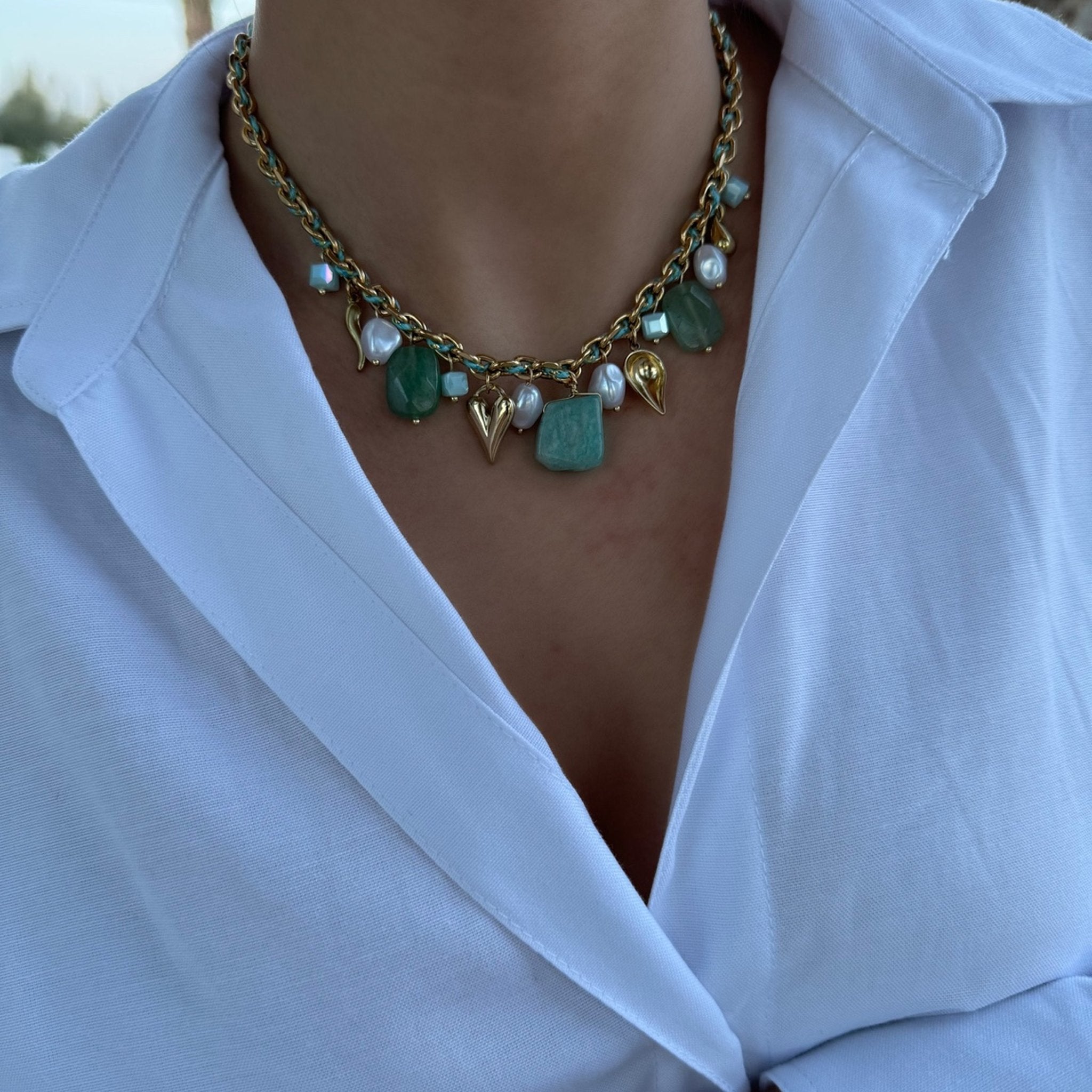 Porté du collier Mykonos turquoise avec pierres et perles, en acier inoxydable doré, par la marque Ordiajade