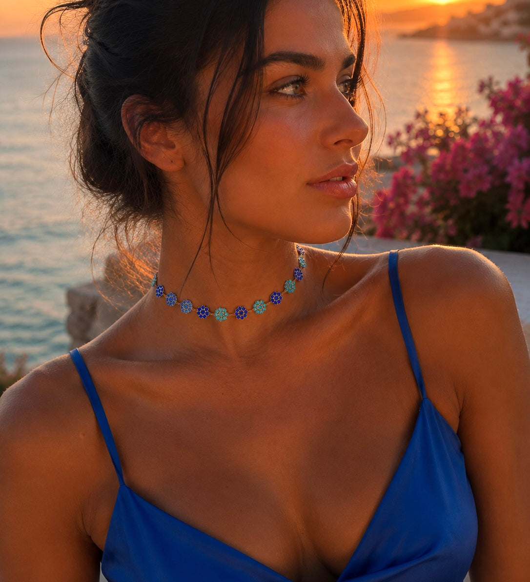Collier Nacri Blue lumineux porté au cou avec une tenue bleue au coucher du soleil Ordiajade