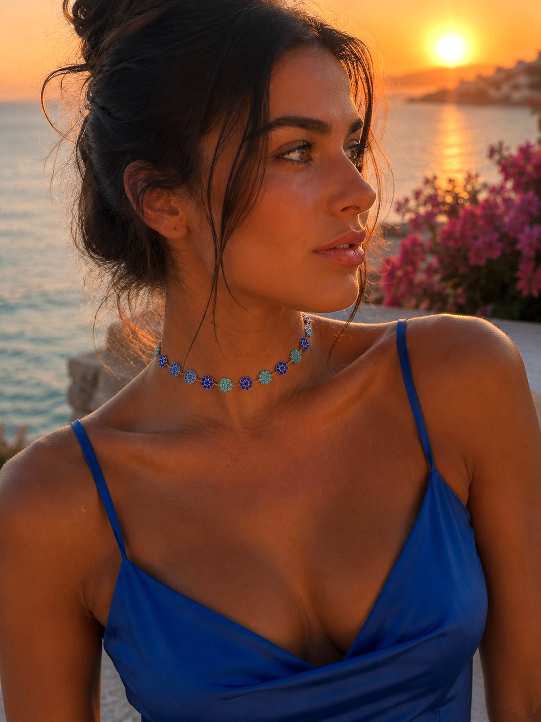 Collier Nacri Blue lumineux porté au cou avec une tenue bleue au coucher du soleil Ordiajade