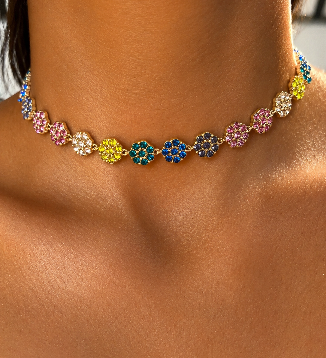 Gros plan du collier Nacri Multicolore en acier inoxydable aux reflets chatoyants porté au cou Ordiajade