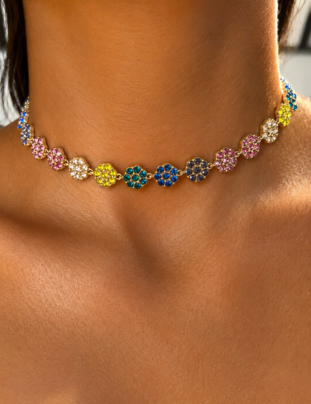 Gros plan du collier Nacri Multicolore en acier inoxydable aux reflets chatoyants porté au cou Ordiajade