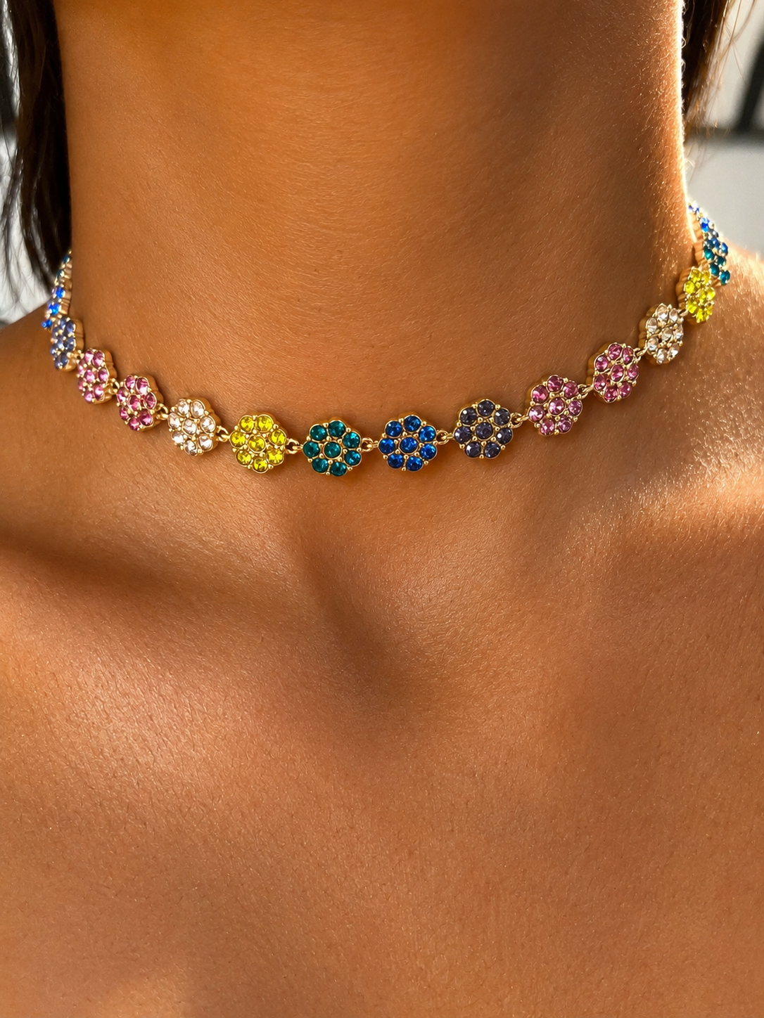 Gros plan du collier Nacri Multicolore en acier inoxydable aux reflets chatoyants porté au cou Ordiajade