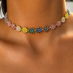 Gros plan du collier Nacri Multicolore en acier inoxydable aux reflets chatoyants porté au cou Ordiajade