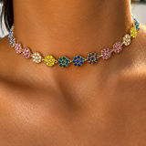 Gros plan du collier Nacri Multicolore en acier inoxydable aux reflets chatoyants porté au cou Ordiajade