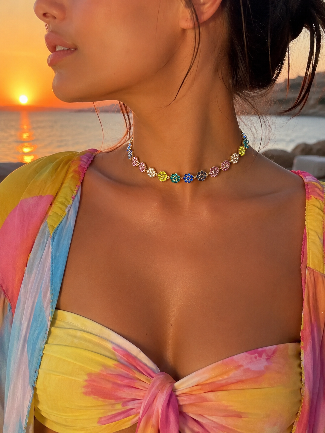 Collier Nacri Multicolore lumineux et coloré porté avec une tenue estivale Ordiajade